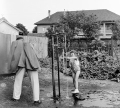 Slovakia, Fiľakovo, Farska lúka (Paprét), az egyik "csevice" forrás, háttérben az ulica Daxnerova 9., 1959, Zsanda Zsolt, Vajszada Károly, Czechoslovakia, well, Fortepan #53770