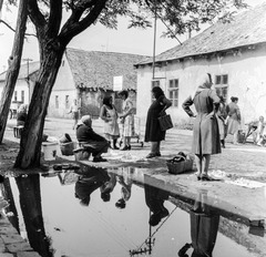 Slovakia, Fiľakovo, ulica Trhova (Piac utca)., 1959, Zsanda Zsolt, Vajszada Károly, Czechoslovakia, market, puddle, basket, seller, reflection, Fortepan #53773