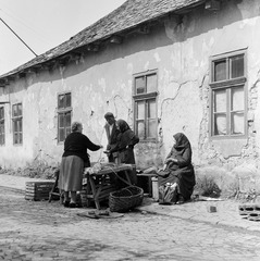 Slovakia, Fiľakovo, ulica Trhova (Piac utca)., 1959, Zsanda Zsolt, Vajszada Károly, Czechoslovakia, market, vendor, basket, Fortepan #53776