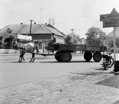 Slovakia, Fiľakovo, ulica Hlavná (Fő utca), jobbra a háttérben a Berchtold-kastély., 1959, Zsanda Zsolt, Vajszada Károly, Czechoslovakia, motorcycle, Horse-drawn carriage, road signs, teamster, Fortepan #53778