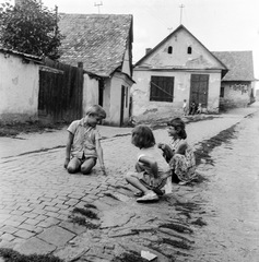 Slovakia, Fiľakovo, ulica Podhradska (Várfelső utca)., 1959, Zsanda Zsolt, Vajszada Károly, Czechoslovakia, kids, venetian blind, Fortepan #53782