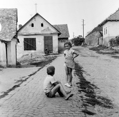 Slovakia, Fiľakovo, ulica Podhradska (Várfelső utca)., 1959, Zsanda Zsolt, Vajszada Károly, Czechoslovakia, kids, barefoot, venetian blind, Fortepan #53784