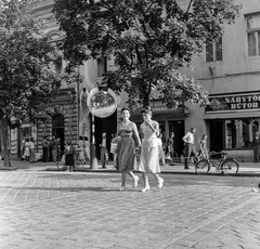 Slovakia, Lučenec, ulica Tomása Garrigue Masaryka., 1959, Zsanda Zsolt, Vajszada Károly, Czechoslovakia, bicycle, shop, mirror, furniture shop, leather goods, bilingual sign, Fortepan #53786