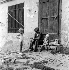 Slovakia, Fiľakovo, ulica Podhradska (Várfelső utca)., 1959, Zsanda Zsolt, Vajszada Károly, Czechoslovakia, dog, kids, old person, venetian blind, Fortepan #53787