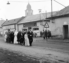 Slovakia, Fiľakovo, ulica Hlavná (Fő utca), háttérben a katolikus templom., 1959, Zsanda Zsolt, Vajszada Károly, Czechoslovakia, wedding ceremony, grocery store, bilingual sign, Fortepan #53797