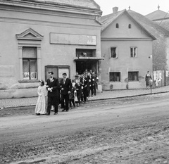 Slovakia, Fiľakovo,  ulica Hlavná (Fő utca), a Vigadó épülete., 1959, Zsanda Zsolt, Vajszada Károly, Czechoslovakia, wedding ceremony, Fortepan #53799