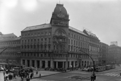 Magyarország, Budapest VIII., József körút - Rákóczi út sarok., 1964, UVATERV, magyar gyártmány, utcakép, életkép, jelzőlámpa, gyalogátkelő, neonreklám, villamos, lámpaoszlop, villamosmegálló, Ganz-márka, Ganz UV, rendőrkalitka, Budapest, Fortepan #5381