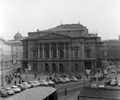 Magyarország, Budapest VIII., Blaha Lujza tér, Nemzeti Színház., 1964, UVATERV, forgalom, autóbusz, Trabant-márka, Opel-márka, nemzeti színház, utcakép, életkép, villamos, Fellner és Helmer-terv, lámpaoszlop, Skoda Octavia, Wartburg 311/312, Simca-márka, Opel Rekord P1, neon lámpa, eklektikus építészet, Budapest, FSO Warszawa, Fortepan #5382