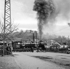 Slovakia, Fiľakovo, ulica Tovarenská (Gyári utca), átjáró a vasútállomásnál., 1959, Zsanda Zsolt, Vajszada Károly, Czechoslovakia, steam locomotive, railway, barrier, Fortepan #53821