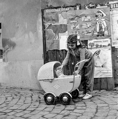 Szlovákia, 1960, Zsanda Zsolt, Vajszada Károly, plakát, babakocsi, baba, kislány, masni, kockakő, Fortepan #53827