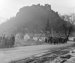 Slovakia, Fiľakovo, ulica Tovarenská (Gyári utca), háttérben a vár., 1959, Zsanda Zsolt, Vajszada Károly, Czechoslovakia, castle ruins, castle, Fortepan #53829