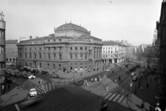 Magyarország, Budapest VIII.,Budapest VII., Nemzeti Színház és a Nagykörút a Népszínház utca felől nézve., 1964, UVATERV, forgalom, zászló, nemzeti színház, utcakép, életkép, gyalogátkelő, villamos, Fellner és Helmer-terv, lámpaoszlop, villamosmegálló, GAZ M21 Volga, neon lámpa, eklektikus építészet, Budapest, Fortepan #5383