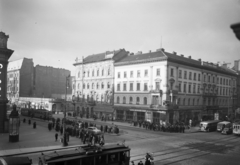 Magyarország, Budapest VIII.,Budapest VII., Blaha Lujza tér a Rákóczi út - Nagykörút kereszteződésénél, a sarkon az EMKE ház., 1953, UVATERV, közlekedés, útkereszteződés, forgalom, autóbusz, csehszlovák gyártmány, Tatra-márka, magyar gyártmány, teherautó, utcakép, életkép, taxi, Renault-márka, villamos, MÁVAG-márka, lámpaoszlop, automobil, MÁVAG Tr5, Renault Juvaquatre, Tatra 600 Tatraplan, Budapest, Fortepan #5384