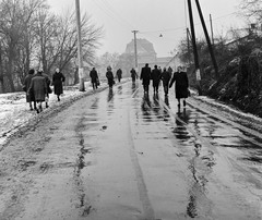 Szlovákia, Fülek, ulica Slovenského národného povstania (Szlovák Nemzeti Felkelés) a Berchtold-kastély felé nézve., 1959, Zsanda Zsolt, Vajszada Károly, Csehszlovákia, eső, Fortepan #53842