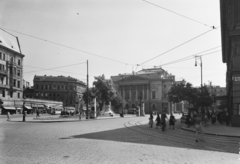 Magyarország, Budapest VIII., Blaha Lujza tér a Márkus Emilia (Rákosi Jenő) utcától nézve. Szemben a Nemzeti Színház, előtte Tinódi Lantos Sebestyén szobra (Bezerédi Gyula, 1907.), jobbra a Corvin Áruház., 1951, UVATERV, utcabútor, nemzeti színház, emlékmű, Fellner és Helmer-terv, lámpaoszlop, rendszám, Patyolat Vállalat, eklektikus építészet, Budapest, Tinódi Lantos Sebestyén-ábrázolás, Bezerédi Gyula-terv, Fortepan #5385