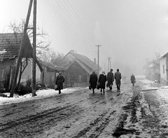 Szlovákia, Poltár, az ulica Obrancov mieru a vasúti átjáró felől nézve., 1959, Zsanda Zsolt, Vajszada Károly, Csehszlovákia, tél, hó, Fortepan #53859