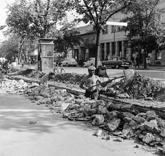 Szlovákia, Losonc, ulica Tomása Garrigue Masaryka., 1959, Zsanda Zsolt, Vajszada Károly, Csehszlovákia, GAZ-márka, telefonfülke, útépítés, automobil, Fortepan #53875