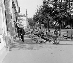 Szlovákia, Losonc, ulica Tomása Garrigue Masaryka a református templom felé nézve., 1959, Zsanda Zsolt, Vajszada Károly, Csehszlovákia, telefonfülke, útépítés, Fortepan #53878