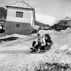 Szlovákia, Poltár, ulica Revolučná., 1959, Zsanda Zsolt, Vajszada Károly, tél, hó, hólapát, Fortepan #53885