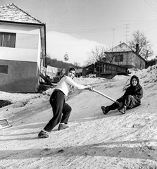 Szlovákia, Poltár, ulica Revolučná., 1959, Zsanda Zsolt, Vajszada Károly, tél, hó, hólapát, Fortepan #53886