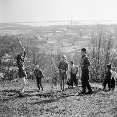 Szlovákia, Poltár, 1959, Zsanda Zsolt, Vajszada Károly, Csehszlovákia, látkép, gyerekek, játék, kilátás, domboldal, Fortepan #53890