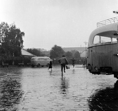 Szlovákia, Losonc, ulica Lermontova a vasútállomásnál., 1959, Zsanda Zsolt, Vajszada Károly, Csehszlovákia, autóbusz, pótkocsi, eső, Fortepan #53893