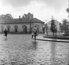 Szlovákia, Losonc, ulica Kapitána Nálepku a vasútállomásnál., 1959, Zsanda Zsolt, Vajszada Károly, Csehszlovákia, eső, Fortepan #53894