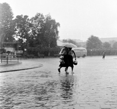 Szlovákia, Losonc, ulica Lermontova a vasútállomásnál., 1959, Zsanda Zsolt, Vajszada Károly, Csehszlovákia, eső, Fortepan #53895