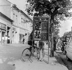 Szlovákia, Losonc, ulica Tomása Garrigue Masaryka., 1959, Zsanda Zsolt, Vajszada Károly, Csehszlovákia, kerékpár, plakát, hirdető tábla, Fortepan #53898