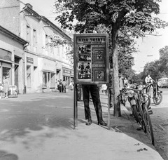 Szlovákia, Losonc, ulica Tomása Garrigue Masaryka., 1959, Zsanda Zsolt, Vajszada Károly, Csehszlovákia, kerékpár, hirdető tábla, mozi, plakát, filmplakát, Fortepan #53900