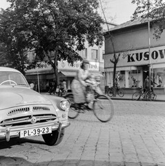 Szlovákia, Losonc, ulica Tomása Garrigue Masaryka, szemben az ulica Jána Amosa Komenského torkolata., 1959, Zsanda Zsolt, Vajszada Károly, Csehszlovákia, kerékpár, csehszlovák gyártmány, Skoda-márka, automobil, rendszám, cipőbolt, ruhaüzlet, kétnyelvű felirat, Fortepan #53901