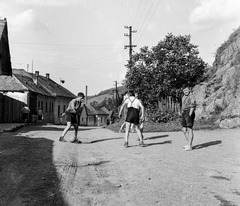 Szlovákia, Fülek, ulica Podhradska (Várfelső utca)., 1959, Zsanda Zsolt, Vajszada Károly, Csehszlovákia, labdarúgás, focilabda, Fortepan #53902