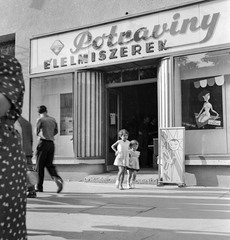 Szlovákia, Losonc, ulica Tomása Garrigue Masaryka 17., 1960, Zsanda Zsolt, Vajszada Károly, Csehszlovákia, élelmiszerbolt, kétnyelvű felirat, Felvidék, Fortepan #53906