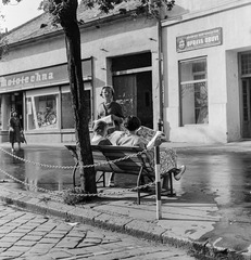 Szlovákia, Losonc, ulica Tomása Garrigue Masaryka 13., 1960, Zsanda Zsolt, Vajszada Károly, Csehszlovákia, motorkerékpár, olvasás, gépjárműszerviz, pad, cipőjavítás, Fortepan #53907