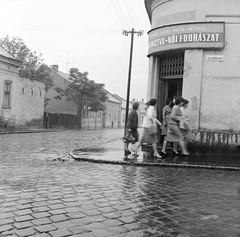 Szlovákia, Losonc, ulica Zeleznicna, balra az ulica Jókaiho., 1960, Zsanda Zsolt, Vajszada Károly, Csehszlovákia, fodrászat, utcanévtábla, kétnyelvű felirat, Fortepan #53913