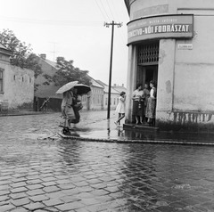 Szlovákia, Losonc, ulica Zeleznicna, balra az ulica Jókaiho., 1960, Zsanda Zsolt, Vajszada Károly, Csehszlovákia, fodrászat, eső, utcanévtábla, kétnyelvű felirat, Fortepan #53917