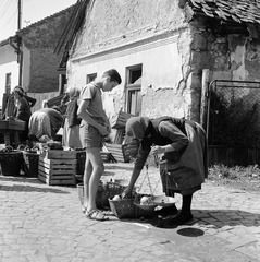 Szlovákia, Fülek, ulica Trhova (Piac utca)., 1960, Zsanda Zsolt, Vajszada Károly, Csehszlovákia, piac, kosár, szandál, idős ember, Fortepan #53918