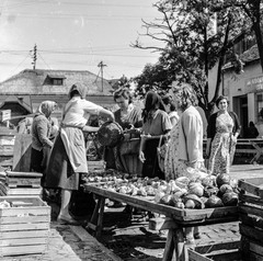 Szlovákia, Fülek, ulica Trhova (Piac utca)., 1960, Zsanda Zsolt, Vajszada Károly, Csehszlovákia, piac, kosár, idős ember, Fortepan #53921