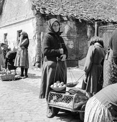 Szlovákia, Fülek, ulica Trhova (Piac utca)., 1960, Zsanda Zsolt, Vajszada Károly, Csehszlovákia, piac, kofa, idős ember, Fortepan #53922