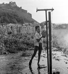 Szlovákia, Fülek, Farska lúka (Paprét), az egyik "csevice" forrás, balra a vár., 1960, Zsanda Zsolt, Vajszada Károly, Csehszlovákia, kút, várrom, demizson, Fortepan #53926