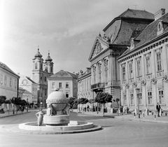 Magyarország, Székesfehérvár, Városház (Szabadság) tér, Országalma (Ohmann Béla, 1943.), jobbra a Püspöki palota, szemben a Nepomuki Szent János-templom., 1964, Gyöngyi, szobor, országalma, Ohmann Béla-terv, Fortepan #5393