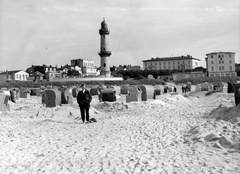 Németország, Warnemünde, Rostock, strand és a régi világítótorony., 1962, Gyöngyi, strand, NDK, világítótorony, szélfogó fülke, Karl Friedrich Kerner-terv, Fortepan #5394