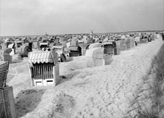 Németország, Warnemünde, Rostock, 1962, Gyöngyi, strand, NDK, szélfogó fülke, Fortepan #5395