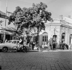 Szlovákia, Losonc, ulica Tomása Garrigue Masaryka, balra az ulica Zeleznicná torkolata., 1960, Zsanda Zsolt, Vajszada Károly, Csehszlovákia, kerékpár, Skoda 1200, Fortepan #53959