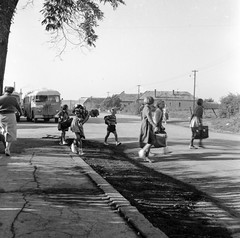 Szlovákia, Poltár, ulica Zeleznicná, a vasútállomásnál., 1960, Zsanda Zsolt, Vajszada Károly, Csehszlovákia, autóbusz, magyar gyártmány, Ikarus-márka, gyerekek, iskolatáska, Ikarus 30, Fortepan #53960