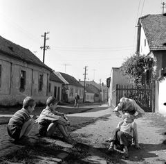 Szlovákia, Fülek, ulica Podhradska (Várfelső utca)., 1960, Zsanda Zsolt, Vajszada Károly, Csehszlovákia, guggolás, szembekötősdi, Fortepan #53964