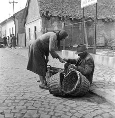 Szlovákia, Fülek, ulica Trhova (Piac utca)., 1960, Zsanda Zsolt, Vajszada Károly, Csehszlovákia, piac, kosár, Fortepan #53969