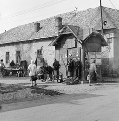 Szlovákia, Fülek, ulica Trhova (Piac utca) és az ulica Hlavná (Fő utca) sarok., 1960, Zsanda Zsolt, Vajszada Károly, Csehszlovákia, plakát, piac, kosár, ablakrács, Fortepan #53971