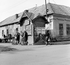 Szlovákia, Fülek, ulica Trhova (Piac utca) és az ulica Hlavná (Fő utca) sarok., 1960, Zsanda Zsolt, Vajszada Károly, Csehszlovákia, plakát, piac, kosár, ablakrács, Fortepan #53972