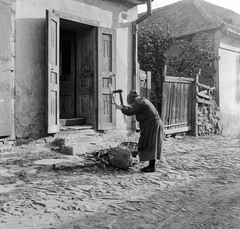 Szlovákia, Fülek, 1960, Zsanda Zsolt, Vajszada Károly, Csehszlovákia, kapu, utcakép, kas, idős ember, favágás, fejsze, farönk, Fortepan #53977